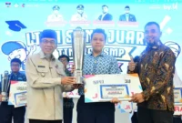 Wakil Wali Kota Padang Maigus Nasir menyerahkan trophy kepada Juara 1 Liga Sang Juara 2026. (Foto: Pemko Padang)