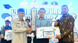 Wakil Wali Kota Padang Maigus Nasir menyerahkan trophy kepada Juara 1 Liga Sang Juara 2026. (Foto: Pemko Padang)