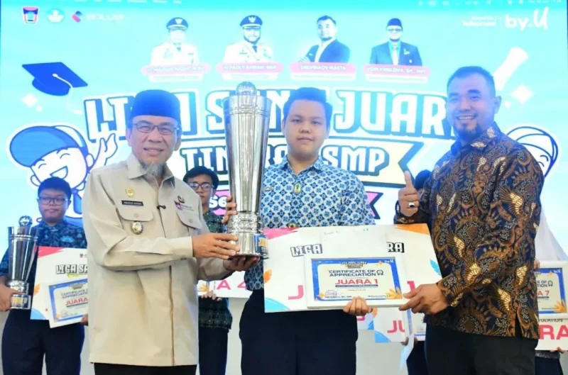 Wakil Wali Kota Padang Maigus Nasir menyerahkan trophy kepada Juara 1 Liga Sang Juara 2026. (Foto: Pemko Padang)