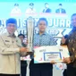 Wakil Wali Kota Padang Maigus Nasir menyerahkan trophy kepada Juara 1 Liga Sang Juara 2026. (Foto: Pemko Padang)