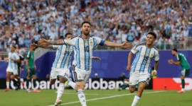 Lionel Messi mencetak hattrick saat melawan Aljazair. (Foto: FIFA.com)