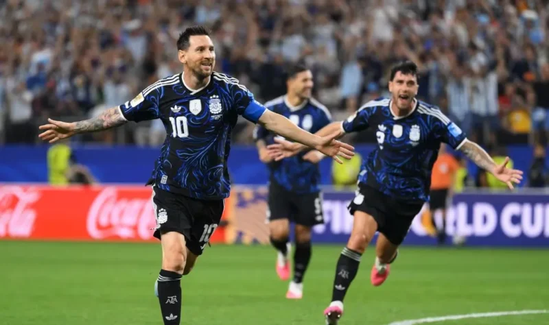 Lionel Messi melakukan selebrasi setelah membobol gawang Yordania pada laga terakhir Grup J Piala Dunia 2026. (Foto: FIFA.com)