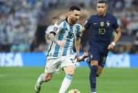 Lionel Messi vs Kylian Mbappe saat berduel di Final Piala Dunia Qatar 2022. (Foto: FIFA.com)