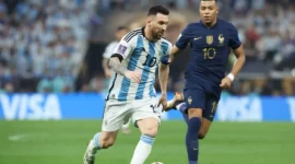 Lionel Messi vs Kylian Mbappe saat berduel di Final Piala Dunia Qatar 2022. (Foto: FIFA.com)