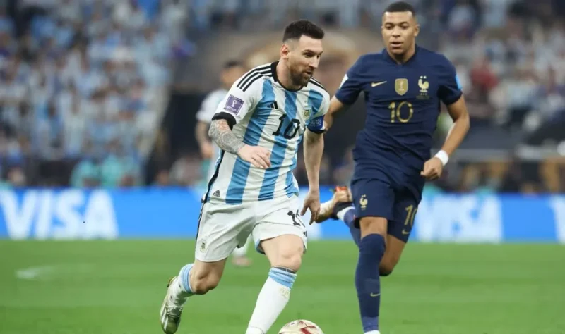 Lionel Messi vs Kylian Mbappe saat berduel di Final Piala Dunia Qatar 2022. (Foto: FIFA.com)