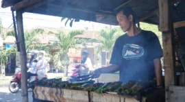 Usaha lompong sagu dan palai bada milik Titin Agustina di Jalan Muhammad Hatta, Pasar Ambacang telah beroperasi sejak tahun 2000. (Foto: Diskominfo Padang)