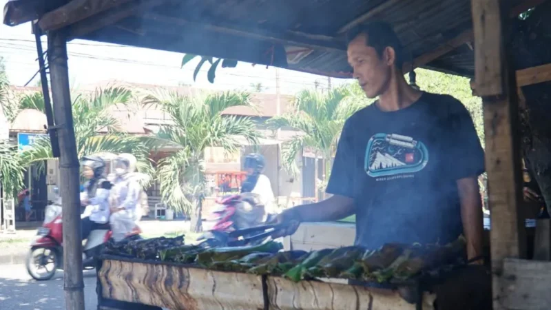 Usaha lompong sagu dan palai bada milik Titin Agustina di Jalan Muhammad Hatta, Pasar Ambacang telah beroperasi sejak tahun 2000. (Foto: Diskominfo Padang)
