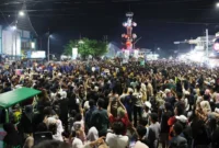 Ribuan warga memadati kawasan pesta budaya Tabuik Piaman saat prosesi Maarak Jari-Jari pada Senin (22/6/2026) malam. (Foto: Diskominfo Pariaman)