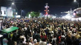 Ribuan warga memadati kawasan pesta budaya Tabuik Piaman saat prosesi Maarak Jari-Jari pada Senin (22/6/2026) malam. (Foto: Diskominfo Pariaman)
