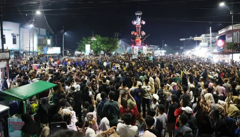 Ribuan warga memadati kawasan pesta budaya Tabuik Piaman saat prosesi Maarak Jari-Jari pada Senin (22/6/2026) malam. (Foto: Diskominfo Pariaman)
