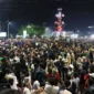 Ribuan warga memadati kawasan pesta budaya Tabuik Piaman saat prosesi Maarak Jari-Jari pada Senin (22/6/2026) malam. (Foto: Diskominfo Pariaman)