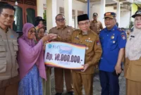 Wakil Wali Kota Padang Maigus Nasir menyerahkan BSTT kepada korban kebakaran rumah di Komplek Cendana Blok DD RT 004/RW 002, Kelurahan Tarantang, Kecamatan Lubuk Kilangan, Selasa (23/6/2026). (Foto: Pemko Padang)