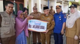 Wakil Wali Kota Padang Maigus Nasir menyerahkan BSTT kepada korban kebakaran rumah di Komplek Cendana Blok DD RT 004/RW 002, Kelurahan Tarantang, Kecamatan Lubuk Kilangan, Selasa (23/6/2026). (Foto: Pemko Padang)