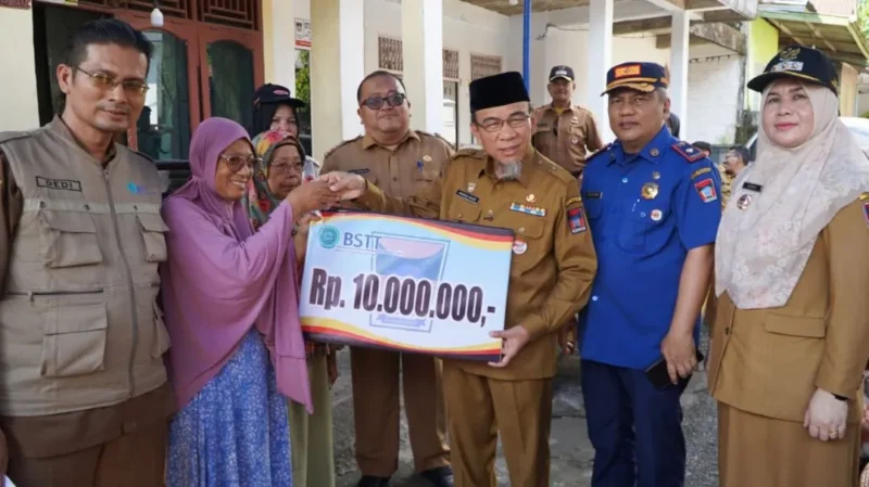 Wakil Wali Kota Padang Maigus Nasir menyerahkan BSTT kepada korban kebakaran rumah di Komplek Cendana Blok DD RT 004/RW 002, Kelurahan Tarantang, Kecamatan Lubuk Kilangan, Selasa (23/6/2026). (Foto: Pemko Padang)