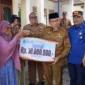Wakil Wali Kota Padang Maigus Nasir menyerahkan BSTT kepada korban kebakaran rumah di Komplek Cendana Blok DD RT 004/RW 002, Kelurahan Tarantang, Kecamatan Lubuk Kilangan, Selasa (23/6/2026). (Foto: Pemko Padang)