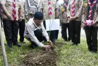 Wakil Wali Kota Padang Maigus Nasir melakukan penanaman pohon di kawasan Bumi Perkemahan ABG, Lubuk Minturun, Kamis (18/6/2026). (Foto: Diskominfo Padang)