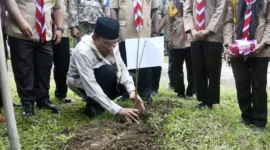 Wakil Wali Kota Padang Maigus Nasir melakukan penanaman pohon di kawasan Bumi Perkemahan ABG, Lubuk Minturun, Kamis (18/6/2026). (Foto: Diskominfo Padang)