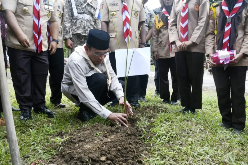 Wakil Wali Kota Padang Maigus Nasir melakukan penanaman pohon di kawasan Bumi Perkemahan ABG, Lubuk Minturun, Kamis (18/6/2026). (Foto: Diskominfo Padang)