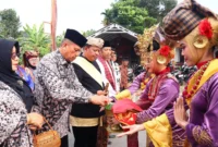 Wakil Wali Kota Payakumbuh Elzadaswarman menghadiri tradisi Mauluan Konji di Bulan Baiak/ Ramadan di Balai Adat Nagari Aie Tabik, Minggu (7/6/2026). (Foto: MC Payakumbuh)