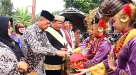 Wakil Wali Kota Payakumbuh Elzadaswarman menghadiri tradisi Mauluan Konji di Bulan Baiak/ Ramadan di Balai Adat Nagari Aie Tabik, Minggu (7/6/2026). (Foto: MC Payakumbuh)