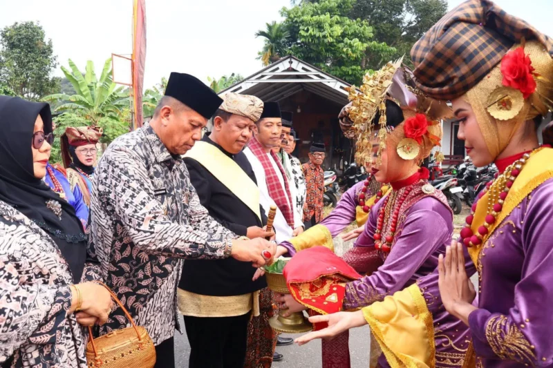 Wakil Wali Kota Payakumbuh Elzadaswarman menghadiri tradisi Mauluan Konji di Bulan Baiak/ Ramadan di Balai Adat Nagari Aie Tabik, Minggu (7/6/2026). (Foto: MC Payakumbuh)