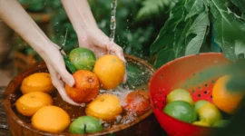 Ilustrasi mencuci buah. (Foto: Pexels)