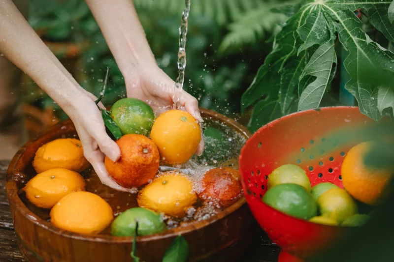 Ilustrasi mencuci buah. (Foto: Pexels)