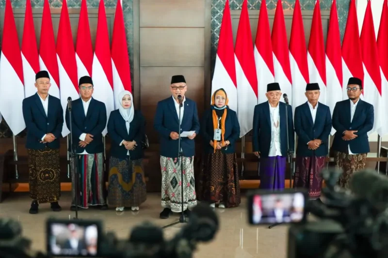 Menhaj Moch. Irfan Yusuf memberikan keterangan pers kepada wartawan. (Foto: Kemenhaj)