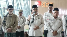 Menhaj Moch. Irfan Yusuf menyambut kedatangan tim Musyrif Diny yang telah menyelesaikan tugas pendampingan ibadah haji Tahun 1447 H/2026 M. (Foto: Kemenhaj) 