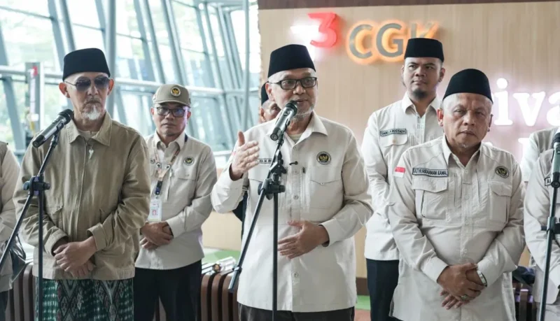 Menhaj Moch. Irfan Yusuf menyambut kedatangan tim Musyrif Diny yang telah menyelesaikan tugas pendampingan ibadah haji Tahun 1447 H/2026 M. (Foto: Kemenhaj) 