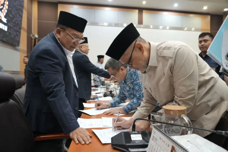 Menhaj Moch. Irfan Yusuf dalam Rapat Kerja bersama Komisi VIII DPR RI, Rabu (10/6). (Foto: Kemenhaj)