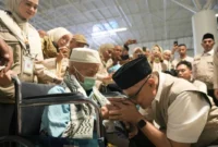 Menhaj Mochamad Irfan Yusuf melepas kepulangan perdana jemaah haji Indonesia ke Tanah Air. (Foto: Kemenhaj)
