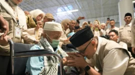 Menhaj Mochamad Irfan Yusuf melepas kepulangan perdana jemaah haji Indonesia ke Tanah Air. (Foto: Kemenhaj)