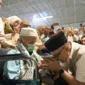 Menhaj Mochamad Irfan Yusuf melepas kepulangan perdana jemaah haji Indonesia ke Tanah Air. (Foto: Kemenhaj)