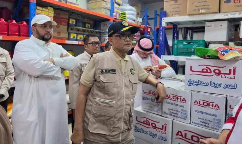 Menhaj RI, Mochamad Irfan Yusuf, bersama Tim Amirul Hajj meninjau dua dapur katering penyedia konsumsi jemaah haji Indonesia di Madinah, Rabu (3/6/2026). (Foto: Kemenhaj)