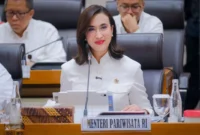 Menpar Widiyanti Putri Wardhana rapat kerja bersama Komisi VII DPR RI. (Foto: Kemenpar)