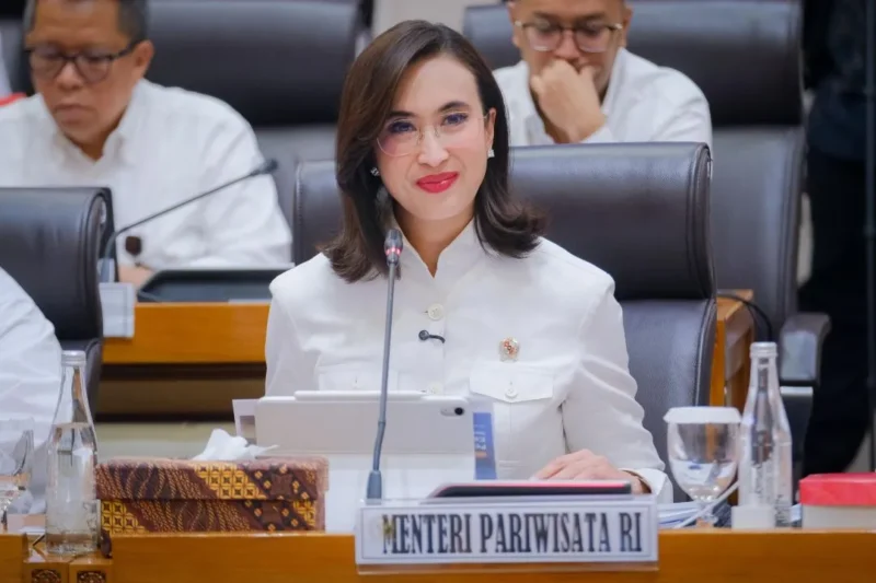 Menpar Widiyanti Putri Wardhana rapat kerja bersama Komisi VII DPR RI. (Foto: Kemenpar)