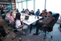 Menteri Ekraf Teuku Riefky Harsya saat menerima audiensi Producer and Director Ferly Halim di Autograph Tower, Jakarta, Selasa (23/6). (Foto: Kemenekraf)