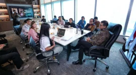 Menteri Ekraf Teuku Riefky Harsya saat menerima audiensi Producer and Director Ferly Halim di Autograph Tower, Jakarta, Selasa (23/6). (Foto: Kemenekraf)