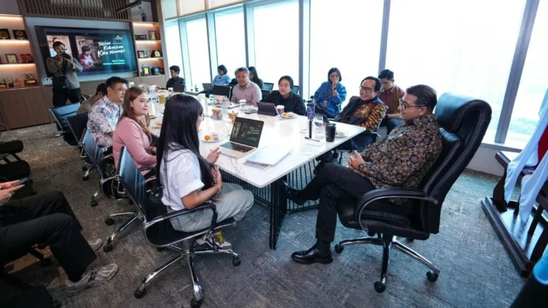 Menteri Ekraf Teuku Riefky Harsya saat menerima audiensi Producer and Director Ferly Halim di Autograph Tower, Jakarta, Selasa (23/6). (Foto: Kemenekraf)