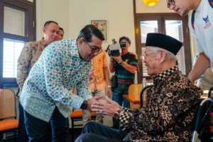 Menteri Ekraf bersama pemilik Restoran Sederhana