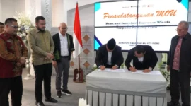 Wali Kota Padang Fadly Amran menyaksikan penandatanganan MoU Pembangunan Kawasan Wisata Terpadu Padang Sarai di Gedung Putih Rumah Dinas Wali Kota Padang, Kamis (11/6/2026). (Foto: Pemko Padang)