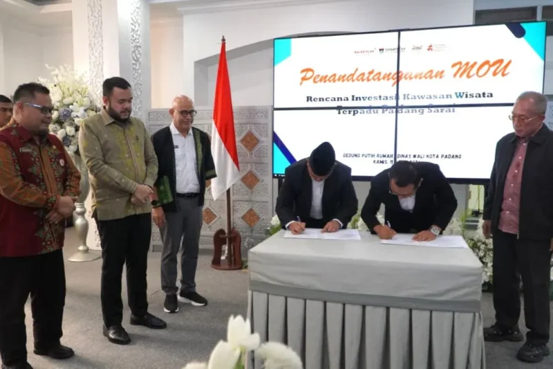 Wali Kota Padang Fadly Amran menyaksikan penandatanganan MoU Pembangunan Kawasan Wisata Terpadu Padang Sarai di Gedung Putih Rumah Dinas Wali Kota Padang, Kamis (11/6/2026). (Foto: Pemko Padang)