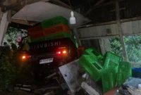 Satu unit mobil jenis Mitsubishi L300 tertimpa longsor di Jalan Padang-Painan KM 16, Kecamatan Bungus Teluk Kabung, Minggu (14/6/2026). (Foto: BPBD Padang) 