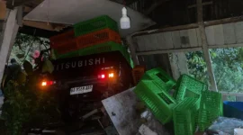 Satu unit mobil jenis Mitsubishi L300 tertimpa longsor di Jalan Padang-Painan KM 16, Kecamatan Bungus Teluk Kabung, Minggu (14/6/2026). (Foto: BPBD Padang) 