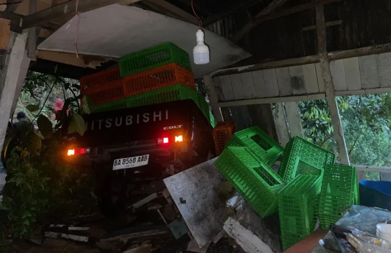 Satu unit mobil jenis Mitsubishi L300 tertimpa longsor di Jalan Padang-Painan KM 16, Kecamatan Bungus Teluk Kabung, Minggu (14/6/2026). (Foto: BPBD Padang) 