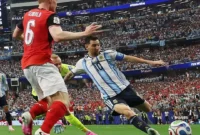 Lionel Messi melepaskan tembakan yang berbuah gol ke gawang Austria dalam pertandingan fase grup Piala Dunia 2026. (Foto: IG @afaseleccion)
