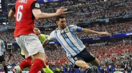 Lionel Messi melepaskan tembakan yang berbuah gol ke gawang Austria dalam pertandingan fase grup Piala Dunia 2026. (Foto: IG @afaseleccion)