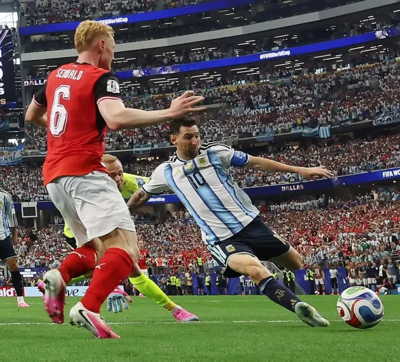 Lionel Messi melepaskan tembakan yang berbuah gol ke gawang Austria dalam pertandingan fase grup Piala Dunia 2026. (Foto: IG @afaseleccion)