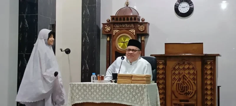Ketua DPRD Sumbar Muhidi saat menghadiri peringatan 1 Muharam 1448 H di Masjid Darul Amanah, Batuang Taba Nan XX, Padang, Jumat (19/6/2026). (Foto: Ist)